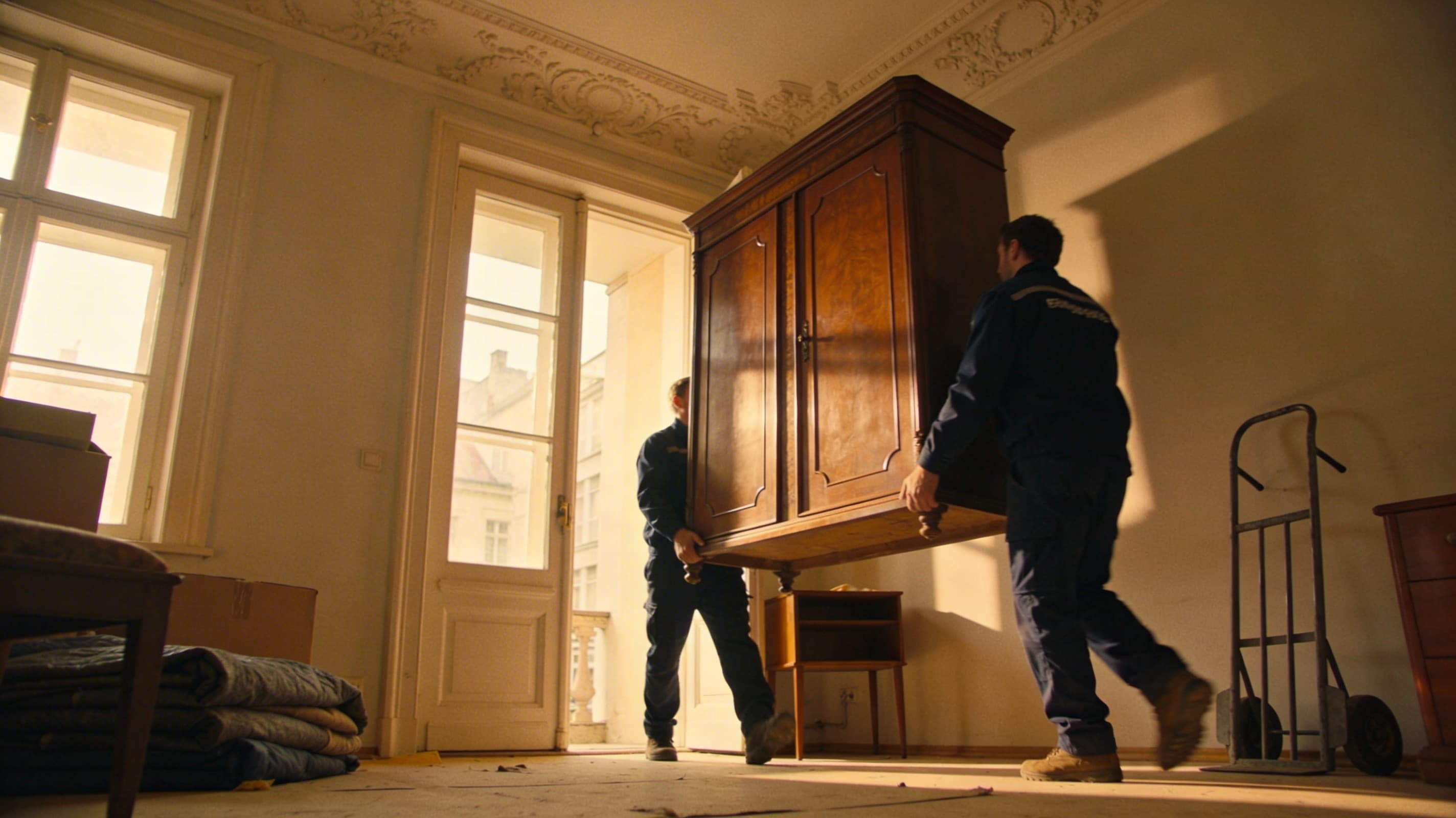 Professionelle Entrümpelung Gelsenkirchen – Team trägt Möbel aus Wohnung